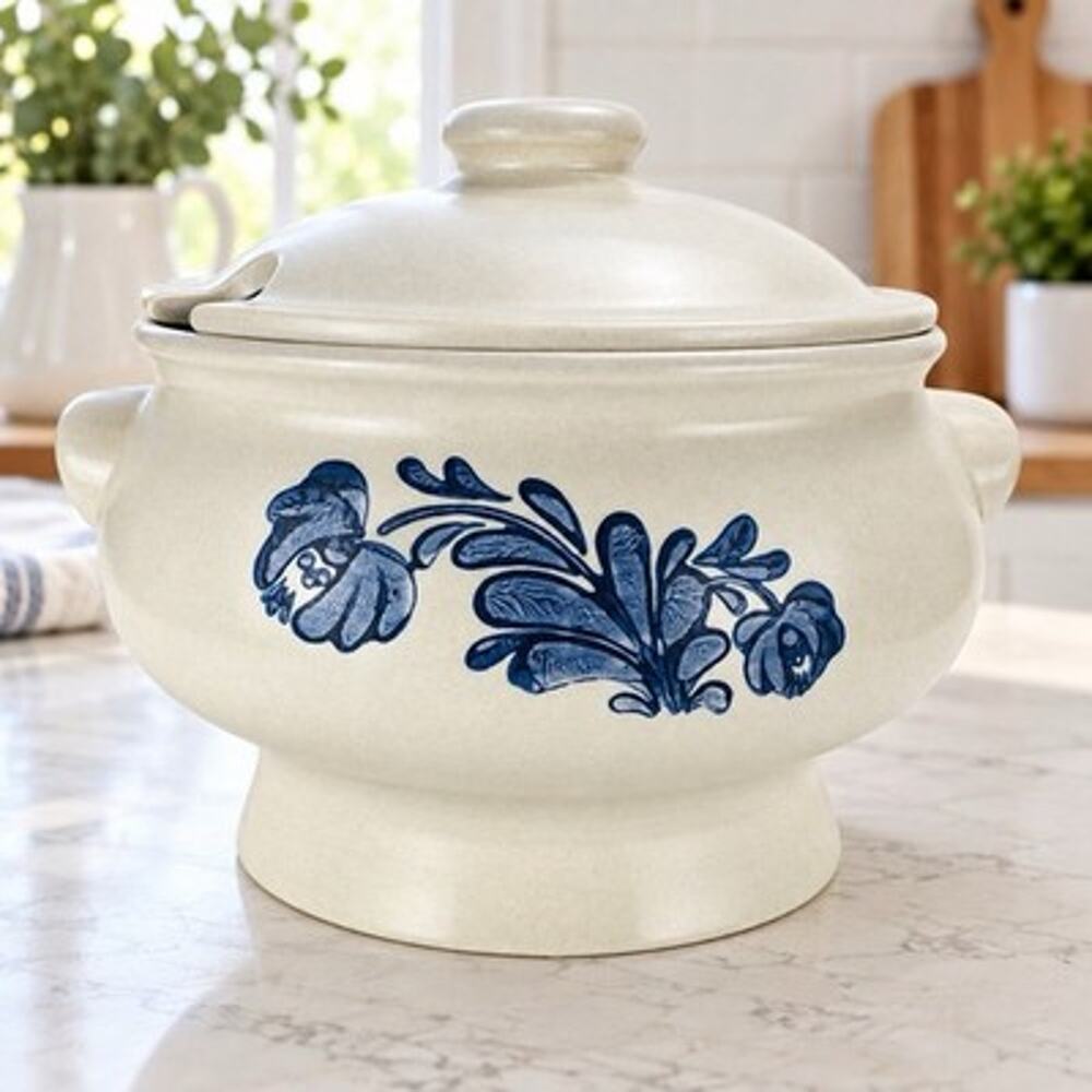 Vintage Pfaltzgraff Yorktowne Soup Tureen w Lid USA 7-100 Blue Floral No Ladle